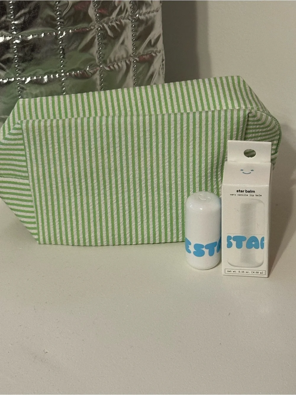 Treat yourself with Clinique tote bundle (6 pieces)